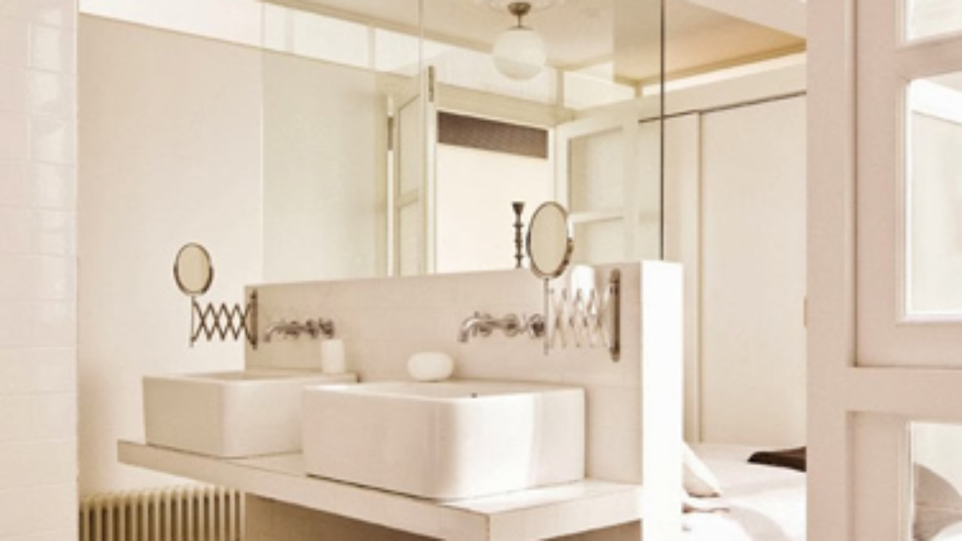 baño-con-lavabo-detras-de-la-cama